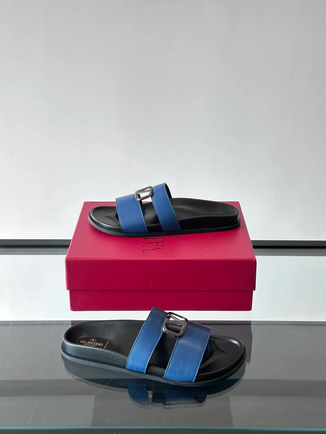 Men's shoes 💰p320 "VALENTINO" Valentino Men's 🧍‍♂️ Spring and summer new style metal rivet flat slippers, elegant sandals, the same style worn by celebrities, original molding, imported calfskin. Rubber outsole. Soft and durable, full set of counter packaging size: 39-44 (customized at 38.45.46)